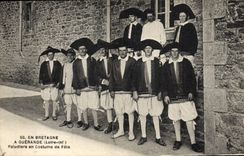 CPA Folklore Guerande Paludiers en costume de fete 