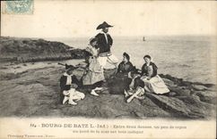 CPA Folklore Bourg de Batz Entre deux danses un peu de repos au bord de la mer est tout indique 