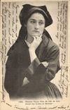 CPA Folklore Pensive jeune fille de l'Ile de Sein 