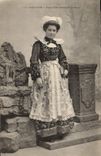 CPA Folklore Pont Aven Jeune fille sortant de la messe 