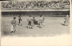 CPA Corrida Course de taureaux Puntillero donnant le coup de grace 