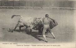 CPA Corrida Course de taureaux Matador executant une passe de muleta aidee 