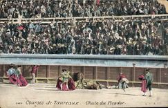 CPA Corrida Course de taureaux Chute du picador 