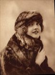 CPA Fantaisie Femme Fourrure 