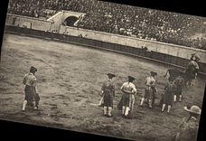 CPA Corrida Course de taureaux Arenes de Beziers Picador citant un toro