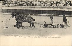 CPA Corrida Course de taureaux Taureau entraine apres sa mort par le train de mulets 