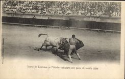 CPA Corrida Course de taureaux Matador executant une passe de muleta aidee 