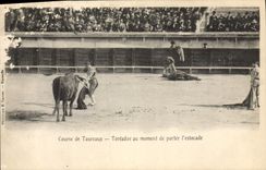 Postal Corrida Corrida de toros Torero en el momento de llevar la estocada