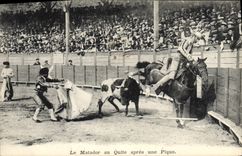 CPA Corrida Course de taureaux Le Matador au Quite apres une Pique 