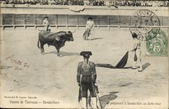 CPA Corrida Course de taureaux Banderillero se preparant a banderiller au demi tour 