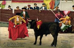 Postal Corrida Corrida de toros una caída del picador el toro invierte al caballo