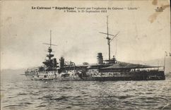 CPA Bateau de Guerre Le cuirasse Republique avarie par l'explosion du cuirasse Liberte a Toulon 