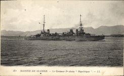 CPA Bateau de Guerre Le croiseur 1ere classe Republique 