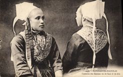 CPA Folklore Plougastel Daoulas Costume des femmes vu de face et de dos 