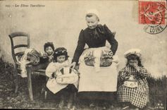 CPA Dentelle Dentelliere Les eleves Dentellieres 