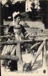 CPA Folklore Jeune femme de Pont Aven 