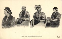 CPA Dentelle Dentelliere Les costumes des dentellieres 
