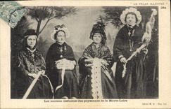 CPA Dentelle Dentelliere Les anciens costumes des paysannes de la Haute Loire 