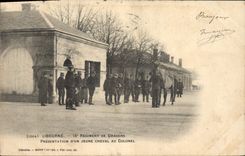 CPA Cheval Equitation Hippisme Libourne 15eme Regiment de Dragons Presentation d'un jeune cheval au colonel Militaria 