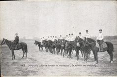 CPA Cheval Equitation Hippisme Dragons Sur le terrain de manoeuvre Le peloton des dresseurs 