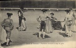 CPA Corrida Course de taureaux Puntillero donnant le coup de grace 