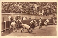 CPA Corrida Course de taureaux Arenes de Nimes Une bonne pique 