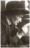 CPM Le naturaliste Henri Fabre en observation 