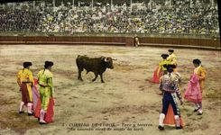 Postal Corrida Corrida de toros Toro allí toreros el toro acaba de salir de Toril