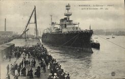 CPA Bateau de Guerre Bordeaux Le cuirasse Verite apres le lancement 