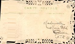 CPA Fantaisie Brodee Main Fleurs Colombe 