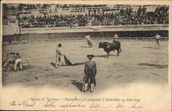 CPA Corrida Course de taureaux Banderillero se preparant a banderiller au demi tour 