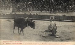 Postal Corrida Curso de toros Arenas de Beziers Matador tiene rodillas después de un paso de Muleta