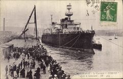 CPA Bateau de Guerre Bordeaux Le cuirasse Verite apres le lancement 