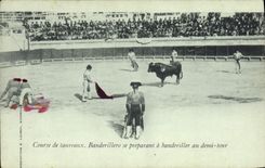 CPA Corrida Course de taureaux Banderillero se preparant a banderiller au demi tour