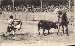 CPA Corrida Course de taureaux Une Pique et le matador au Quite 