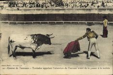 CPA Corrida Course de taureaux Toreador appelant l'attention du taureau avant de la passer a la muleta