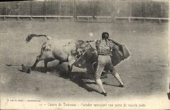 CPA Corrida Course de taureaux Matador executant une passe de muleta aidee 