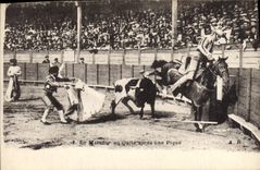 CPA Corrida Course de taureaux Le matador au Quite apres une pique