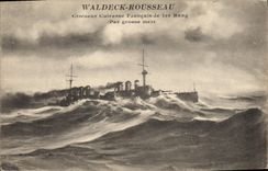 CPA Bateau de Guerre Waldeck Rousseau Croiseur Cuirasse de 1er rang par grosse mer 