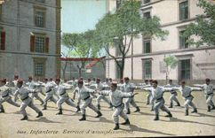 CPA Militaria LVC Infanterie Exercice d'assouplissement