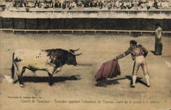 CPA Corrida Course de Taureaux Toreador appelant l'attention du taureau avant de le passer a la muleta