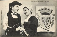 CPA Folklore Costumes du Morbihan Les maries Mariage 
