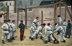 CPA Militaria Infanterie Les jeux Joutes gauloises 