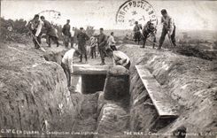 CPA Militaria Construction d'une tranchee 