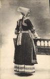 CPA Folklore Environs de Douarnenez Femme de Ploare Costume porte pour le pardon de Ste Anne la Palue 