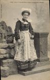 CPA Folklore Jeune fille de Pont Aven sortant de la messe 