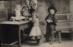 Postal Folclore Niños de los alrededores de Quimper