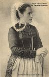 CPA Folklore Jeune fille du Pays de Quimper 
