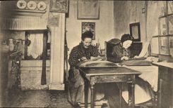 CPA Folklore Dentelle Dentelliere Interieur de dentellieres 