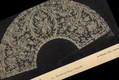 CPA Folklore Dentelle Dentelliere Eventail en point a l'aiguille 